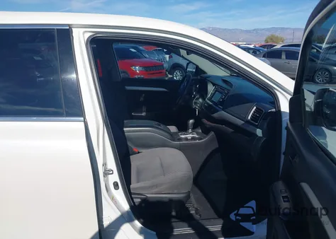 2018 Toyota Highlander Le z USA, uszkodzony, nr VIN 5TDZARFH6JS037199